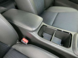 前席のシート間に配置したハイデッキコンソールには、深さを2段階に調節できるドリンクホルダーや、アームレスト付きのコンソールボックスを装備しています。