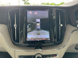 優美で縦長のタッチスクリーン式センターディスプレイ。リバース時には、4個のカメラで360度真上から見下ろした映像を作成したり、ガイドラインを表示して、安心・安全な車庫入れ等が可能になります。