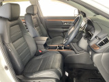 フロントシートは肘掛けとシートヒーター装備の電動パワーシートで、長時間でも快適ドライブ!