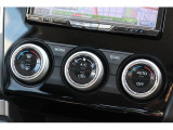 左右独立温度調整機能付きフルオートエアコン。乗る人それぞれの体調や温感の違いに合わせて運転席・助手席で別々の温度設定が可能。