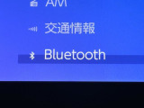 Bluetooth対応携帯電話ならハンズフリー通話だけでなく保存された音楽データもワイヤレスで再生できます。  一度設定すれば次からは携帯の電源をONにしておくだけで特に煩わしい操作も必要ありませんよ