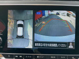 上空から見下ろしているかのような映像をディスプレイに映し出し、スムースな駐車をサポートします。画面は「トップビュー」のほか「サイドブラインドビュー」への切り換えが可能。ますます安心です