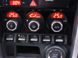 左右独立温度設定することが出来るオートエアコン!運転席、助手席それぞれで独立して温度設定が可能!ちょっとレトロ感覚な操作スイッチになっています!
