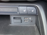 USB2口と運転席・助手席にはシートヒーターが付いて、冬もポカポカで快適です。
