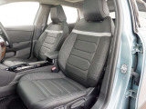 フロントシートには電動ランバーサポート、シートヒーターを装備。