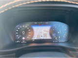 ドライバーディスプレイにもナビ画面が表示され、運転中の目線の移動を最小限に抑えることが出来ます。