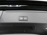 オートマチックテールゲート…ボタン一つでテールゲートの開け閉めが出来ます。角度調整可能。