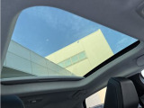 車内に開放感と明るさをもたらすスライディングガラスサンルーフを装備。