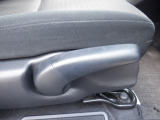 運転席はシートリフター付で高さ調整ができます!自分に合ったシートに調整することが可能です!
