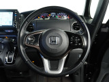【Honda SENSING】 カメラ等装置で精度の高い検知能力を発揮、安全運転を支援します。ステアリング上のコントローラーに注目!
