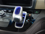【インパネシフト】シフトノブはインパネに配置されているので、運転席⇔助手席の移動が簡単です。もちろん操作性も。