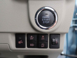 プッシュボタン式エンジンスイッチにより、鍵は室内にあれば、ボタンひとつでエンジンON。夜とかも、いちいち鍵穴を探さなくても大丈夫。