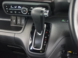 【インパネシフト】シフトノブはインパネに配置されているので、運転席⇔助手席の移動が簡単です。もちろん操作性も。