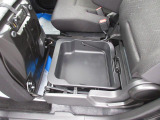 助手席の座面下には収納スペースが有ります。車検証ケース等のかさばる荷物を収納出来て便利です。