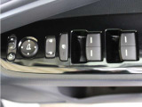 ドアスイッチパネルには電動格納ミラー・ミラーコントローラー、パワーウインドウ・ドアロック集中スイッチを配置しています。