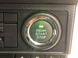 電子カードキーを携帯していれば、ボタンを押すだけでエンジンの始動がスマートに行えます。