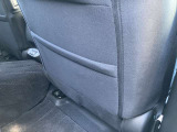 運転席・助手席のシートバックにはポケットがございます。小物を収納できますので大変便利です。