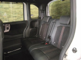 後席も広々!前席との距離や荷室の奥行きを、左右席で別々に調節できるスライドリアシートです。