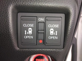 リア両側、パワースライドドア搭載!ドアハンドルを引くだけでリアドアが自動開閉します。運転席にあるスイッチで操作することもできてとても便利です。