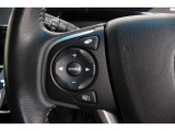 ハンドルにはオーディオの操作が出来るコントローラーが付いています、走行中も視線をそらす事無く手元で操作でき、安全性に繋がります。
