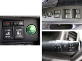 ドアスイッチパネルには電動格納ミラー・ミラーコントローラー、パワーウインドウ・ドアロック集中スイッチを配置、両側パワースライドドア、オートライトを装備しています。
