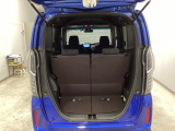 開口部も広く荷物の積み下ろしもしやすいお車となっております。床下にも収納スペースがあります。