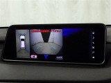 上から車両を見下ろしたような映像をナビゲーション画面に表示する「パノラミックビューモニター(左右確認サポート付)」も搭載しています