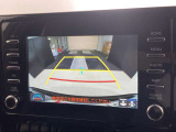 こちらのバックカメラは画面にラインが表示されておりますので、バック時のクルマの進行方向の目安になります。より高いレベルで車庫入れをサポートする、便利な機能ですね。