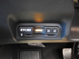 ETC2.0車載器装備しております。2.0は、全国高速道路の約1,700ヵ所に設置された通信アンテナと連動し対応カーナビ画面に渋滞、事故情報・画像等サービスが提供されます。