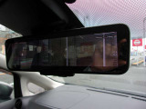 「インテリジェントルームミラー」 車輛後方のカメラ映像をミラー面に映し出して、いつでもクリアーな後方視界を確保します。通常ミラーにも簡単に切り変えができます。