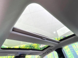 【パノラマルーフ】大型のガラスルーフ搭載で車内の解放感が一気にアップ!開放的なドライブをお楽しみいただけます。