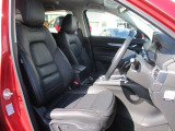 フロントシート:最適なシートポジションに合わすことで、より安全な運転につながります。