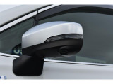 サイドビューカメラ 助手席側ドアミラーに装着されたカメラ映像をマルチファンクションディスプレイに表示。ドライバーからは死角となる自車の左前方の様子を確認できます。