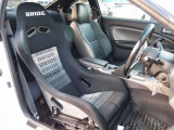 運転席シートは高額モデルのBRIDE製フルバケットシートに変更済み。切れや目立つような使用感も無く大変綺麗な状態となります