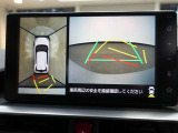 【パノラミックビューモニター】自動車を真上から見下ろした画像を表示でき、駐車時の強い味方で安心感も更に向上!