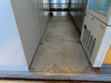 床はステンレス張りになっていますのでお手入れが簡単で清潔に保ちやすい素材になっています!
