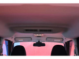 天井には車内の空気を循環してくれるシーリングファンを標準装備