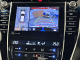 パノラミックビューモニターシステムが付いているので車の上から見た映像が確認できますよ。 一目で車両周辺の情報を確認できますが、直接安全をご確認下さい。
