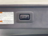 電動式バックドアです。 荷物を持ったままでもボタン一つで自動的に開け閉めできるので便利ですよ。 挟み込み防止機能も付いていますのでお子様の手や荷物を挟み込むのを防いでくれますよ。