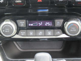 オートエアコンが1年中 車内を快適な温度ににコントロールしてくれます。