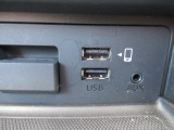 USB接続ポートを装備しています。スマートフォンやミュージックプレーヤーなどの接続に最適です。もちろんブルートゥース接続にも対応しています!