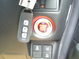 スマートキーで鍵を取り出さなくてもアロックの施錠・解錠ができます。プッシュスタートでエンジンもかけれます。