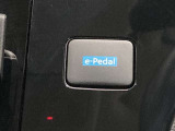 【e-Pedal】瞬時に加速するときは強く踏みこみ、ゆるめればブレーキペダルを踏んだように減速し、さらに停止までする。加減速によるスポーティなドライビングを満喫できます♪