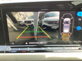 パークディスタンスコントロールは車両前後のセンサーにより駐車時の前後動作をビジュアル化。スクリーンに映し出された映像とオレンジ&レッドライン、そしてセンサーによりドライバーをサポートします。