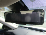 スマートルームミラー:車両後方にあるカメラの映像を映し出します。乗員・ヘッドレスト・荷物などでさえぎられがちな後方視界をクリアに保ちます。