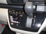 まるでスマホの画面みたいに操作が出来るオートエアコン付きなので、温度を設定するだけで車内を快適にしてくれます。