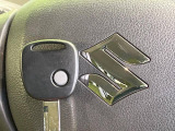 【キーレス】少し離れた場所からでもボタン一つでドアの開錠・施錠ができるのでとっても便利!ドアの鍵穴周りに傷をつけることもありません