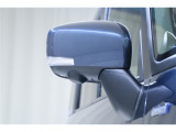 周りの車に、「ウインカー&ハザード」を気付いてもらえる装備です。安全性とドレスアップを両立するうれしい装備です!