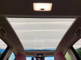 【サンルーフ】開放感たっぷりの希少装備、サンルーフが装着されています!車内に明かりを取り入れたり景色を楽しむ以外にも、車内の空気も簡単に換気できて快適です!