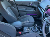 MINIのシートは、人間工学に基づいて設計され、ロングドライブ時の快適さもさる事ながら、スポーティーなドライビング時にも、より的確に身体をサポートします。